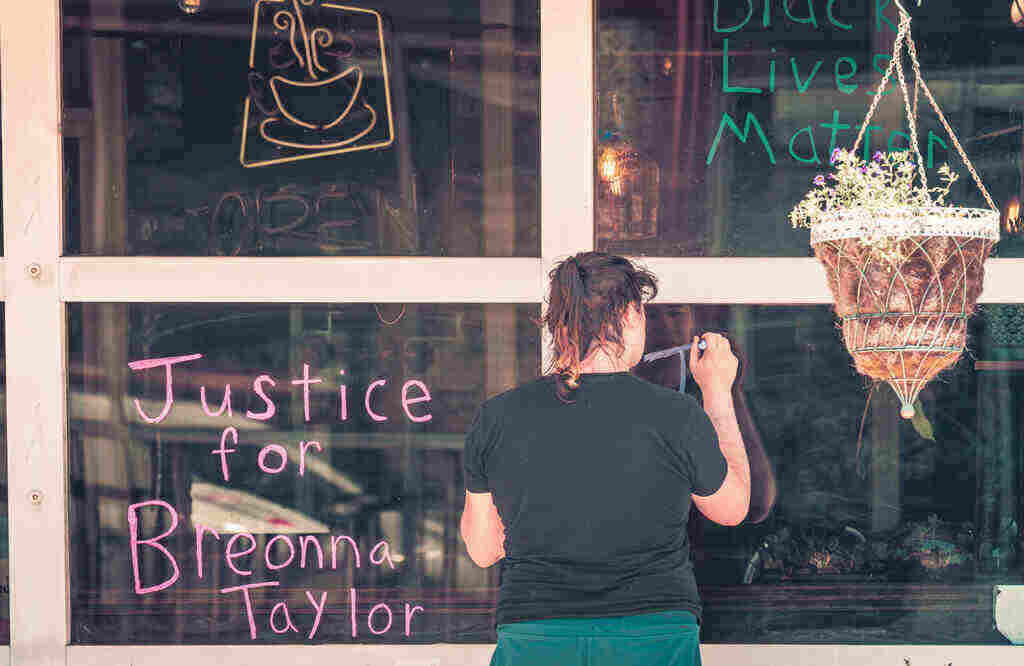 Breonna Taylor Murder Trial Starts Again Breonna Taylor writings on window