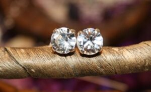 Hispanic Man Attacked After Buying $13k Earrings for Only $13 Hispanic